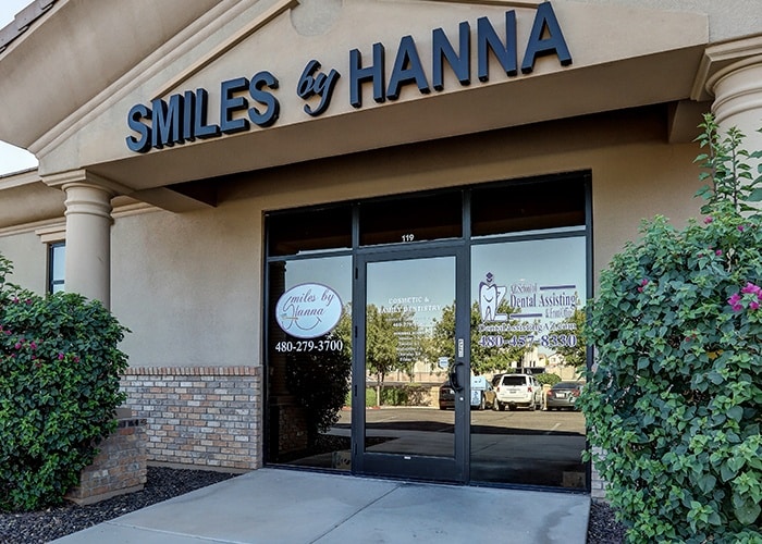 outdoor view of smiles by hanna clinic building
